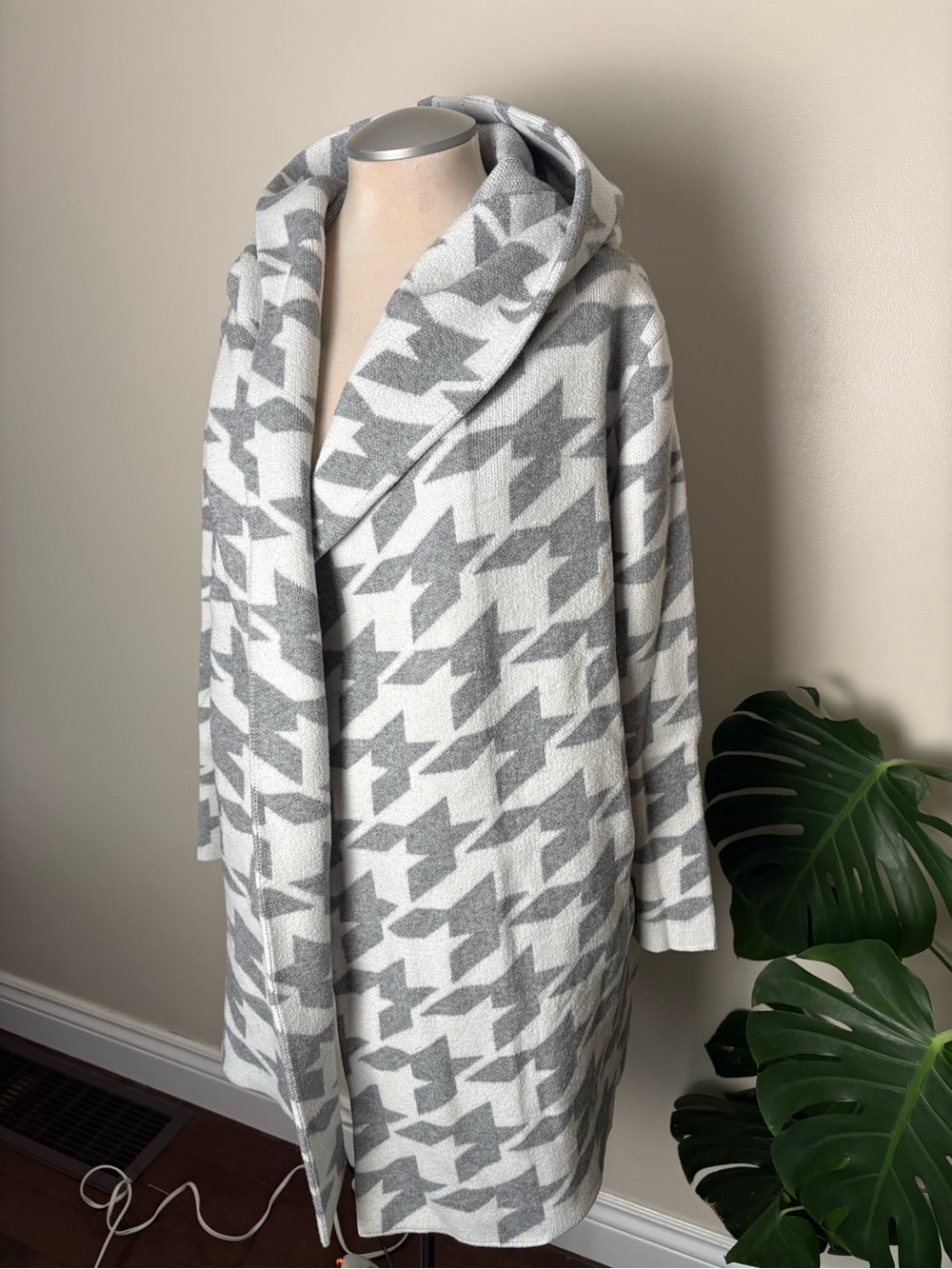 Grey and White Houndstooth Hooded Heavy Sweater perfect for fall